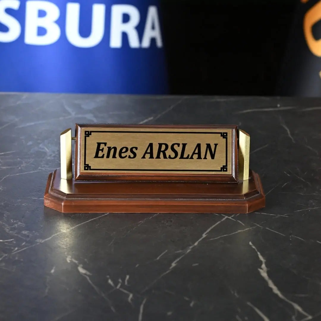Kahverengi Ahşap Masa Isimliği ofisbura