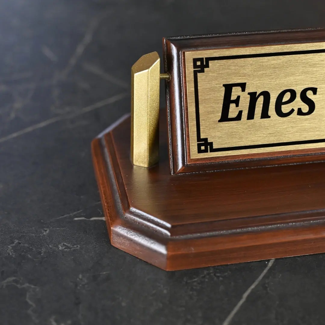 Kahverengi Ahşap Masa Isimliği ofisbura