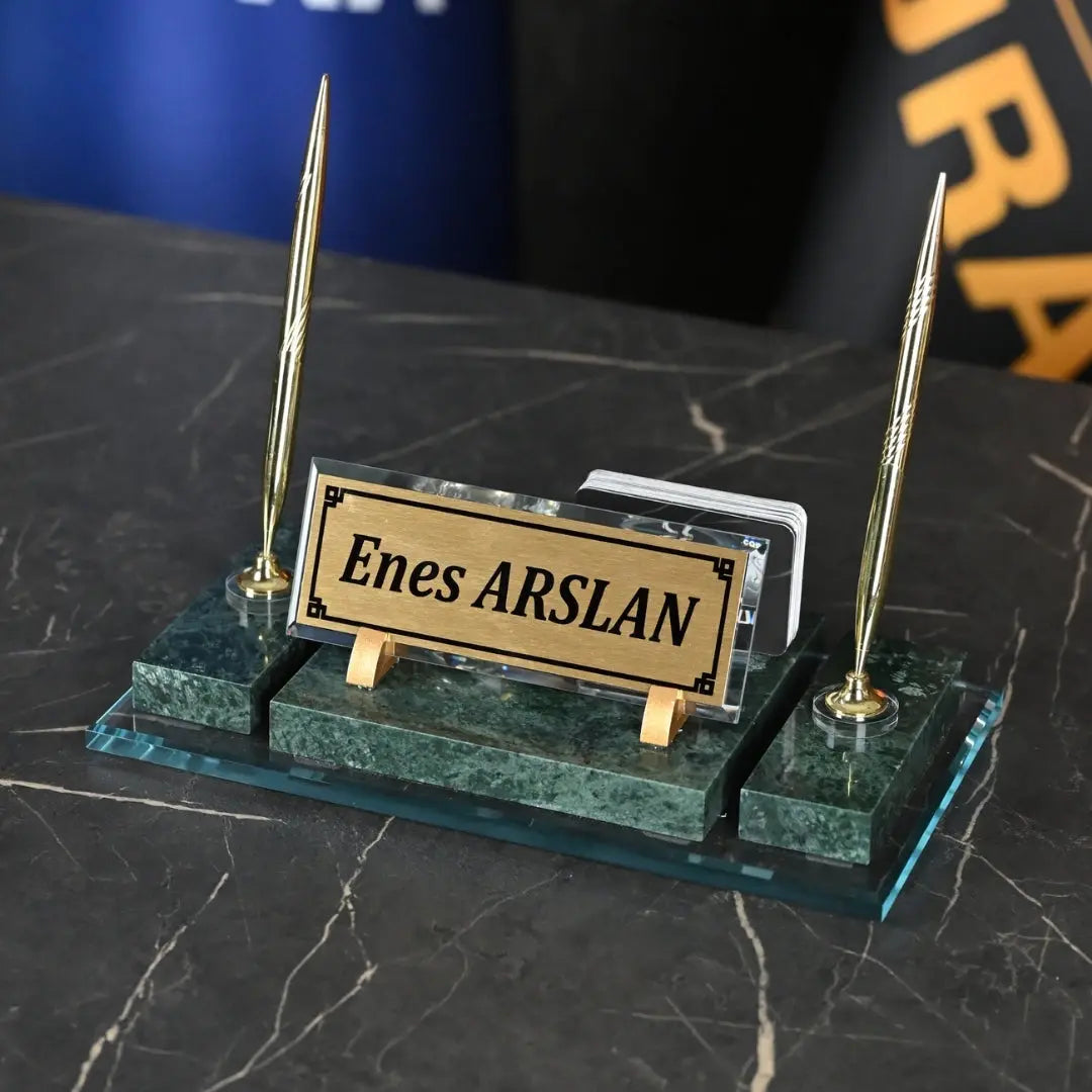 Efes Zümrüt Yeşil Mermer Masa İsimliği | Altın Aksesuarlı Lüks Set - 30 × 16 Cm ofisbura