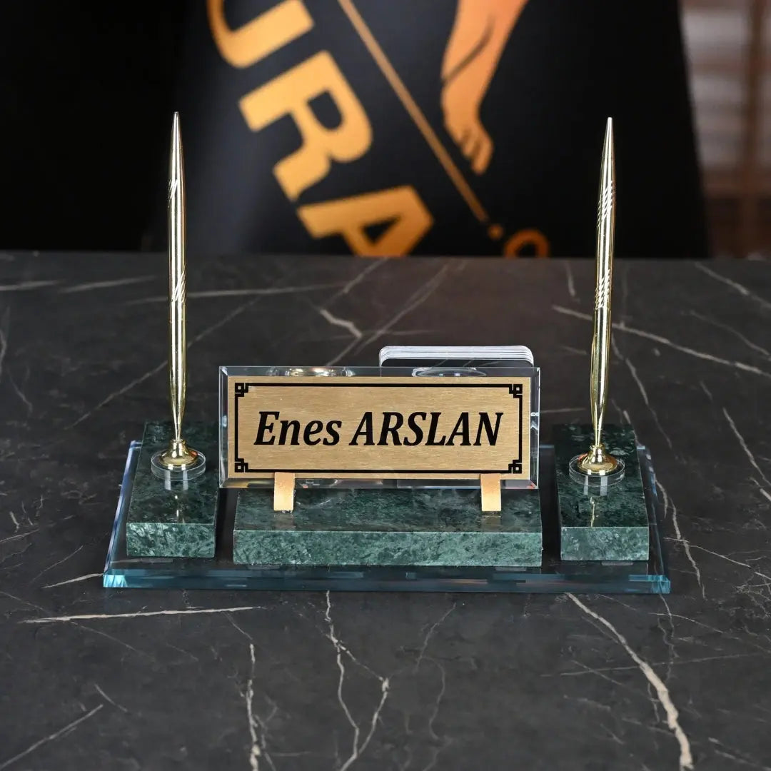 Efes Zümrüt Yeşil Mermer Masa İsimliği | Altın Aksesuarlı Lüks Set - 30 × 16 Cm ofisbura