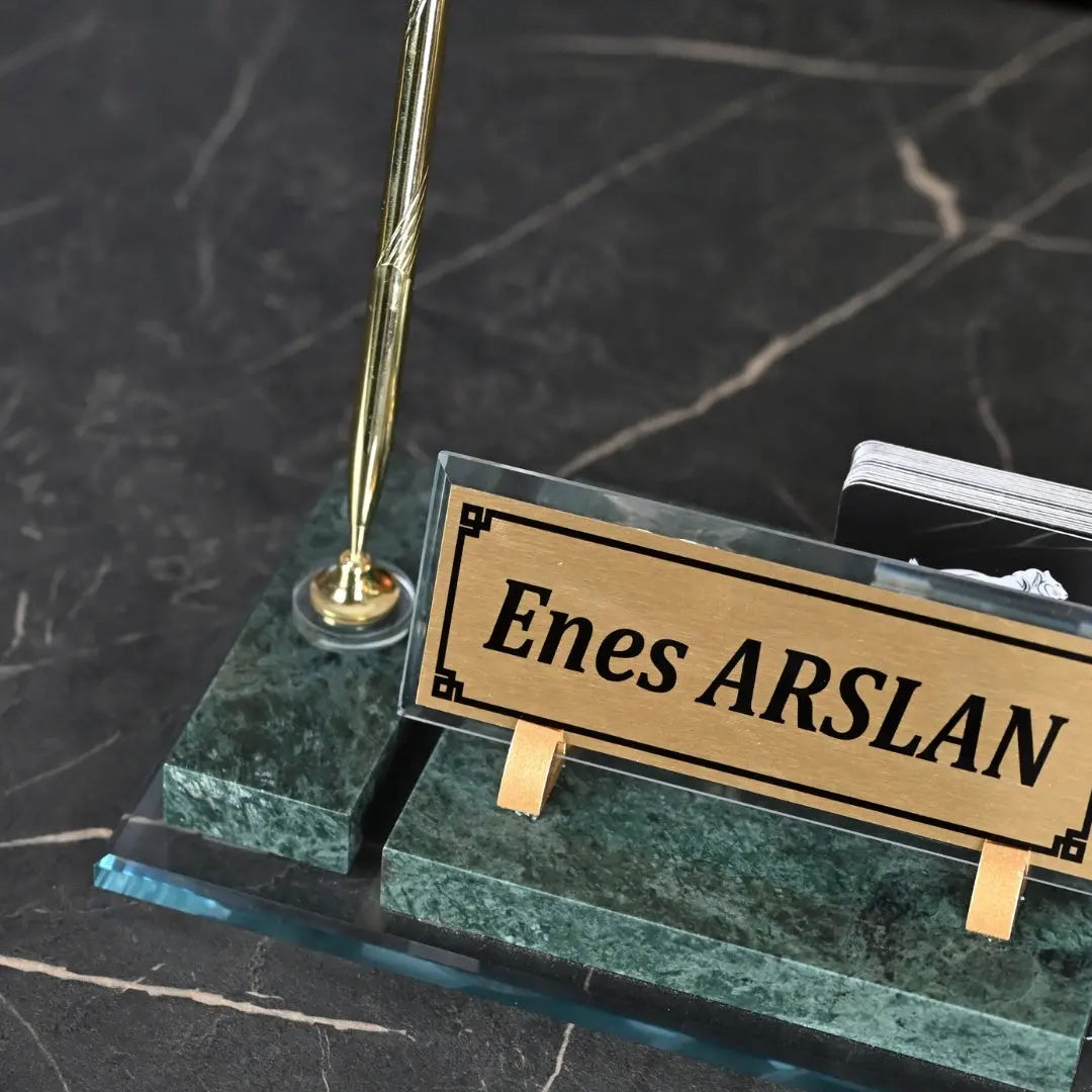 Efes Zümrüt Yeşil Mermer Masa İsimliği | Altın Aksesuarlı Lüks Set - 30 × 16 Cm ofisbura