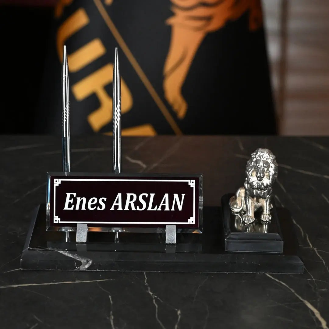 Aslan Figürlü Mermer Masa İsimliği – Siyah | Kişiye Özel Prestij İsimlik ofisbura