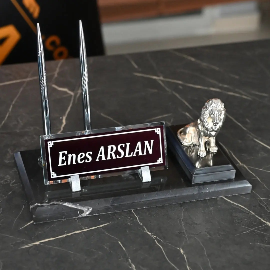 Aslan Figürlü Mermer Masa İsimliği – Siyah | Kişiye Özel Prestij İsimlik ofisbura