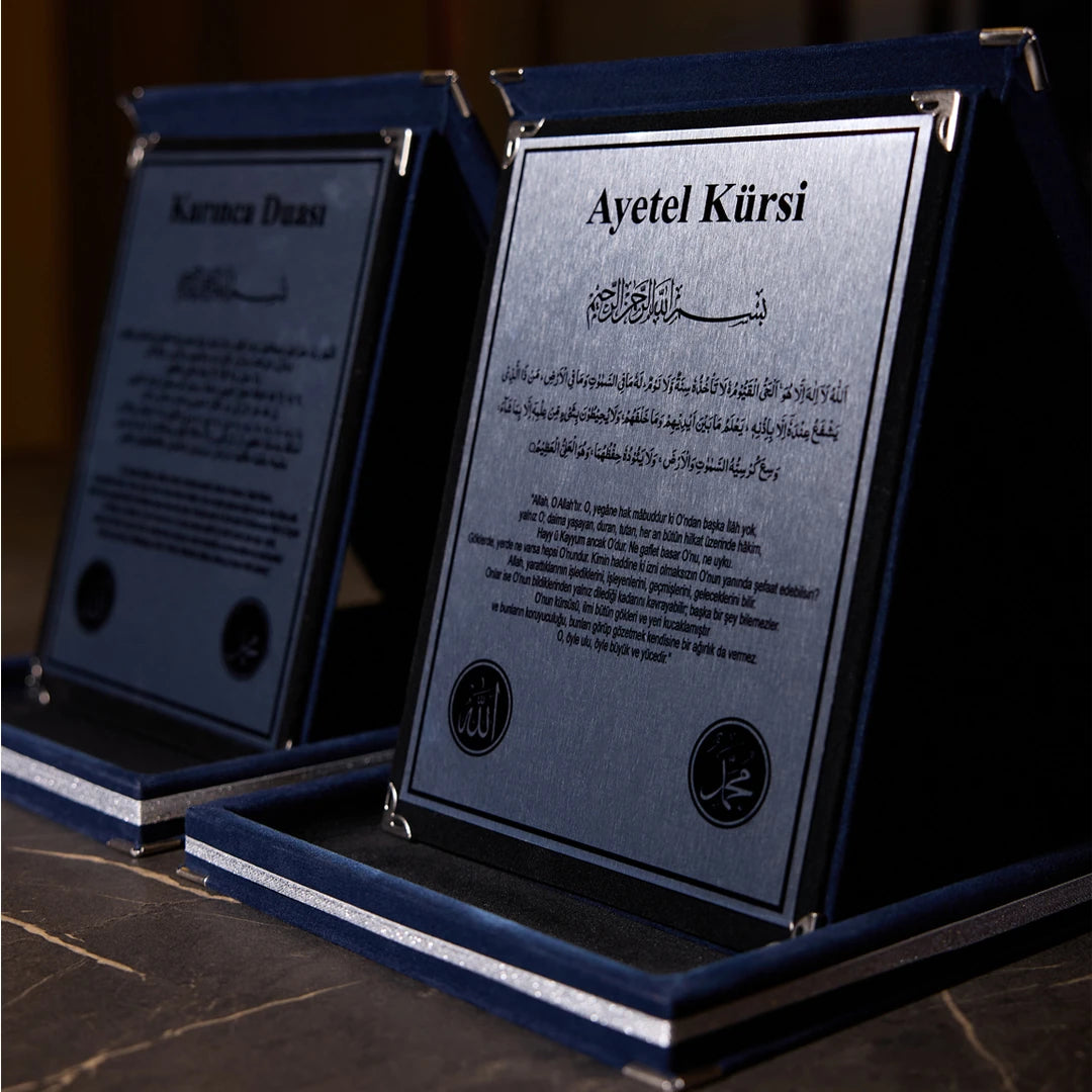 Ayetel Kürsi – Karınca Duası Yazılı Mavi Kadife Hat Panosu (2’li)