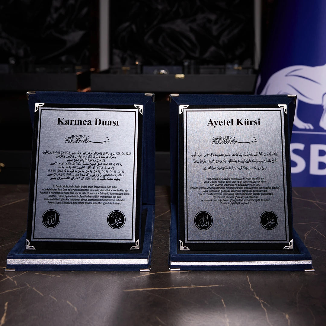 Ayetel Kürsi – Karınca Duası Yazılı Mavi Kadife Hat Panosu (2’li)