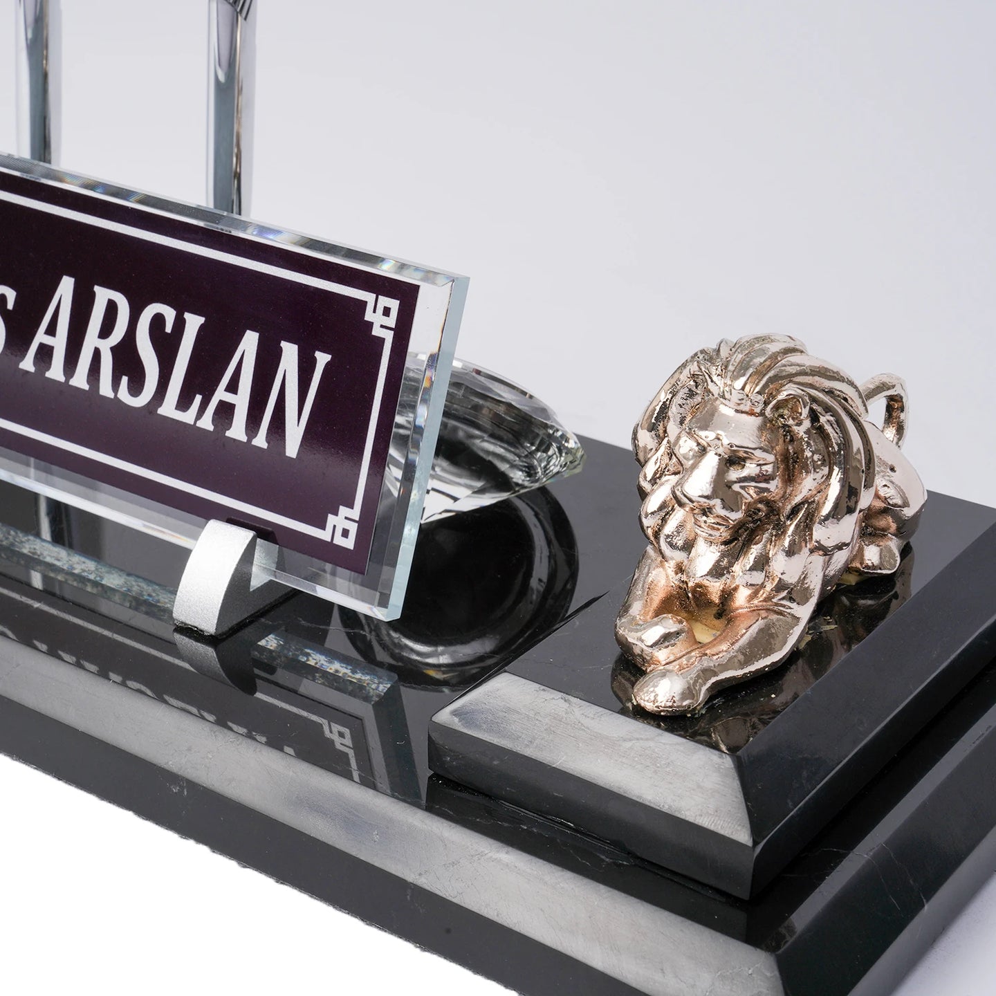 Aslan | Mermer Masa İsimliği – Siyah