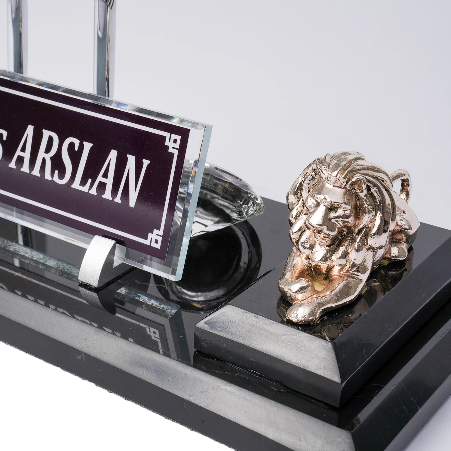 Aslan | Mermer Masa İsimliği – Siyah