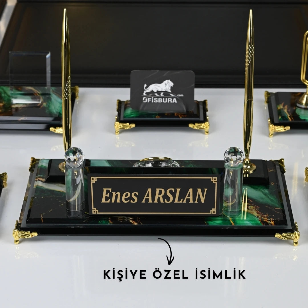 20 Parça Zümrüt Kristal Sümen Takımı ve Masa İsimliği Seti - Aslan & Zırh Biblolu