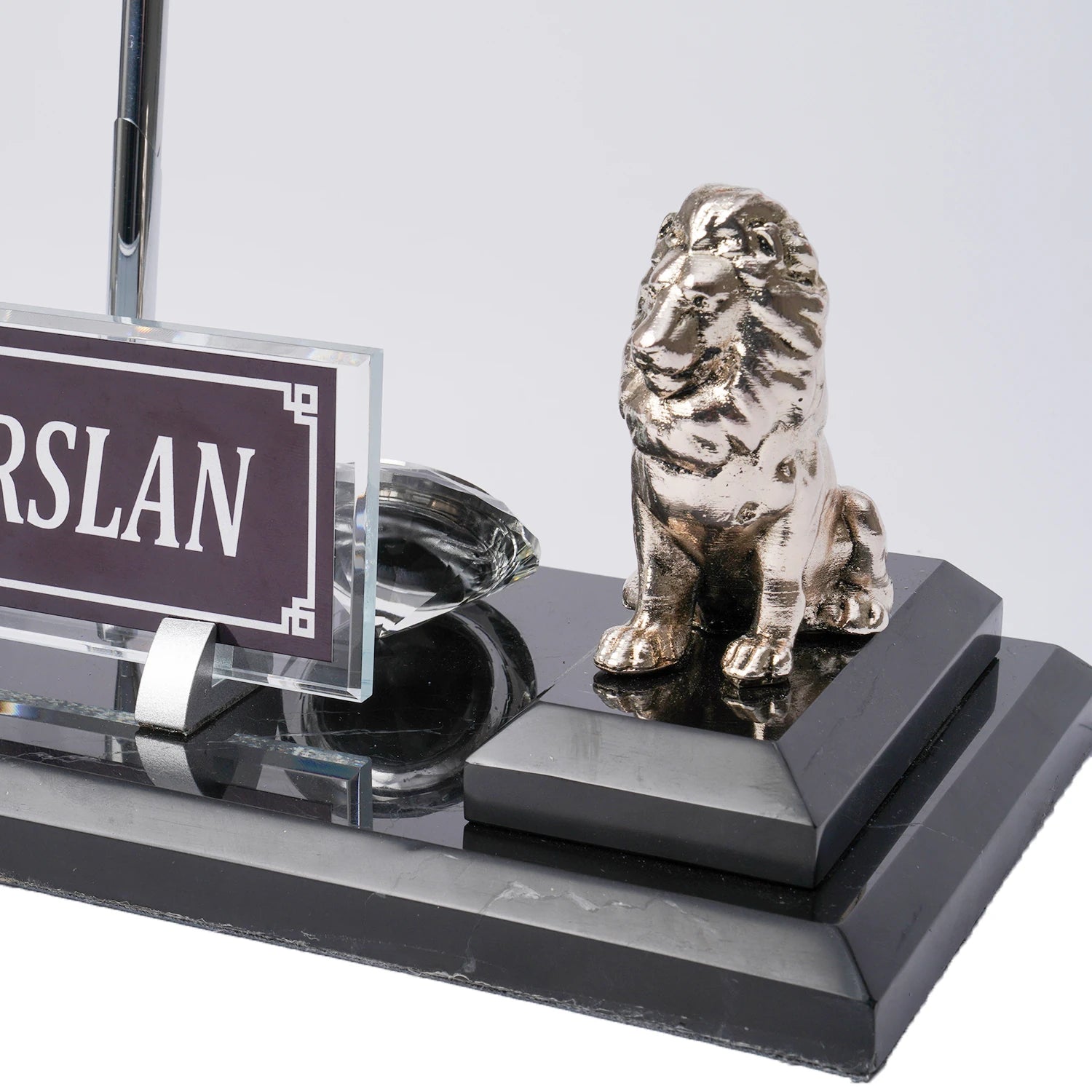 Aslan Figürlü Mermer Masa İsimliği – Siyah | Kişiye Özel Prestij İsimlik